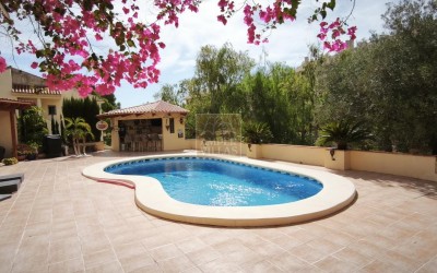 Villa with a guest apartment, swimming pool and spacious outdoor areas in Santa Clara, Altea